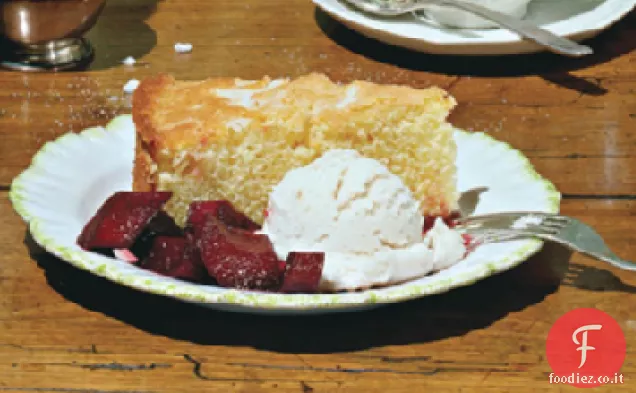 Torta di farina di mais con gelato al latticello e composta di rabarbaro