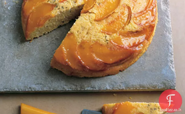 Torta capovolta di pesca e farina di mais