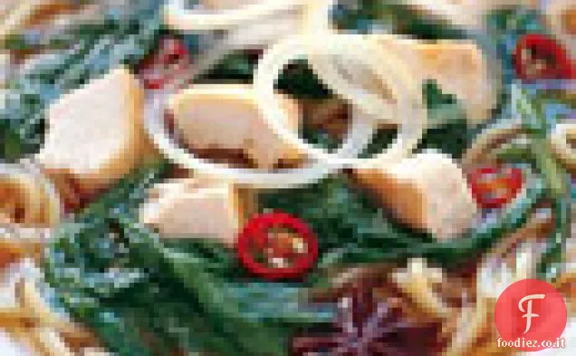 Zuppa di noodle di pollo arrosto con crisantemo