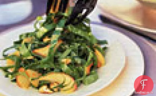 Verdure di cavolo rapa tagliuzzate con noci e mele in salamoia