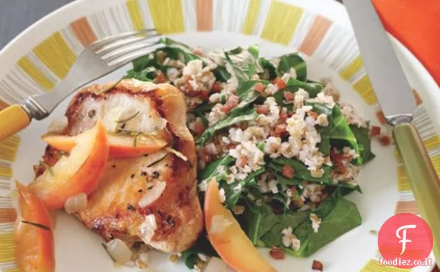 Braciole di maiale con mele e cavoli verdi