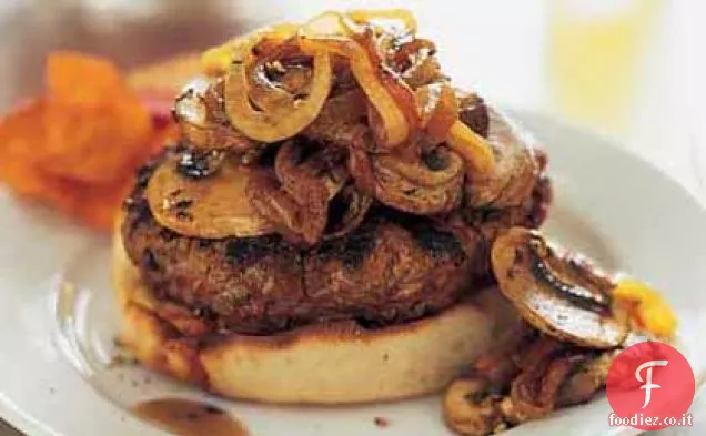 Hamburger a faccia aperta con cipolla e funghi Topping