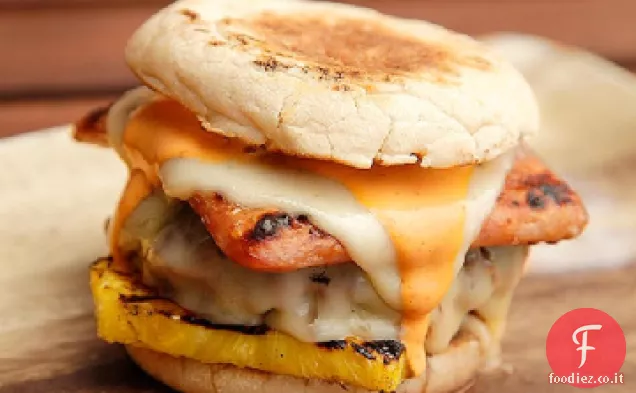 Hot Hamburger hawaiani (Spam, ananas, svizzero, e Sriracha Mayo)
