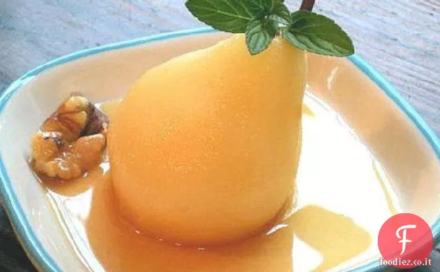 Pere in camicia con sciroppo di sidro di pan di zenzero