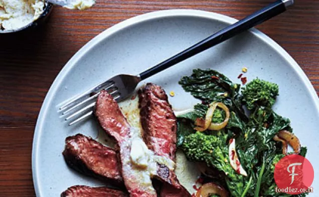 Controfiletto alla griglia con Burro di acciughe e Limone e broccoli Rabe