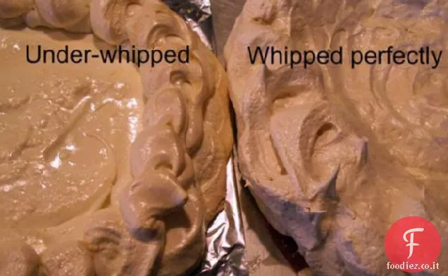 Mousse al cioccolato a basso contenuto di grassi in un guscio di meringa (Pavlova)