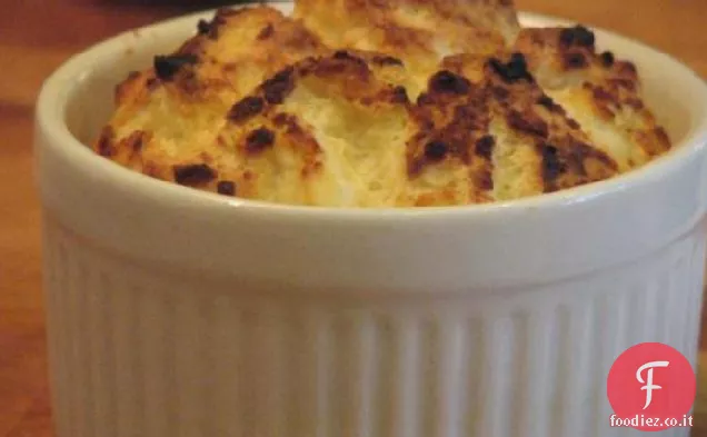Soufflé di formaggio di capra due volte al forno su un letto di verdure miste