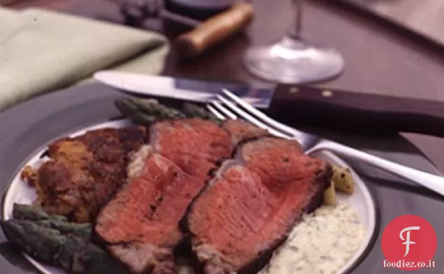 Controfiletto invecchiato alla griglia con torte di patate all'aglio e salsa Béarnaise