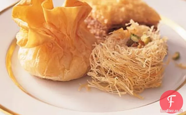 Baklava arrotolato con uvetta dorata