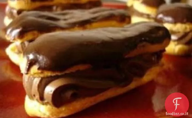 Eclairs al cioccolato e formaggio