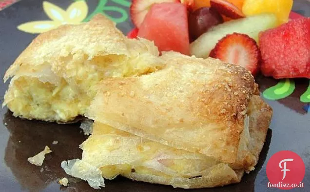 Strudel per la colazione con prosciutto e formaggio