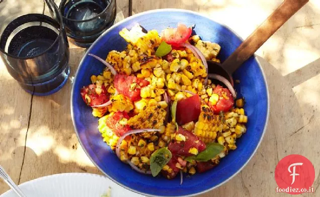 Insalata di mais carbonizzato con basilico e pomodori