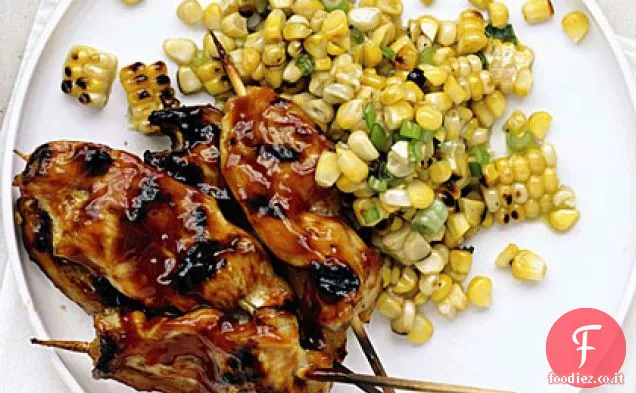Spiedini di pollo al miele con insalata di mais alla griglia