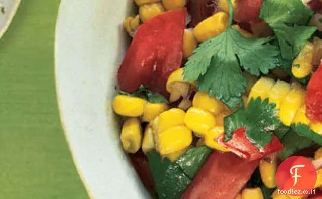 Insalata di mais dolce e pomodoro con coriandolo fresco