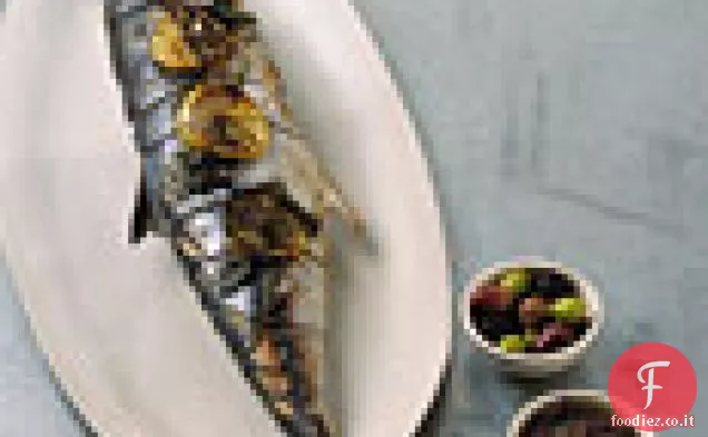 Sgombro intero alla griglia con limone, origano e olive