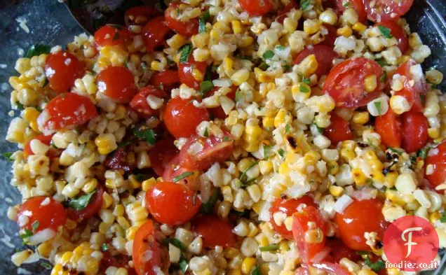 Cimelio di pomodoro e insalata di mais alla griglia