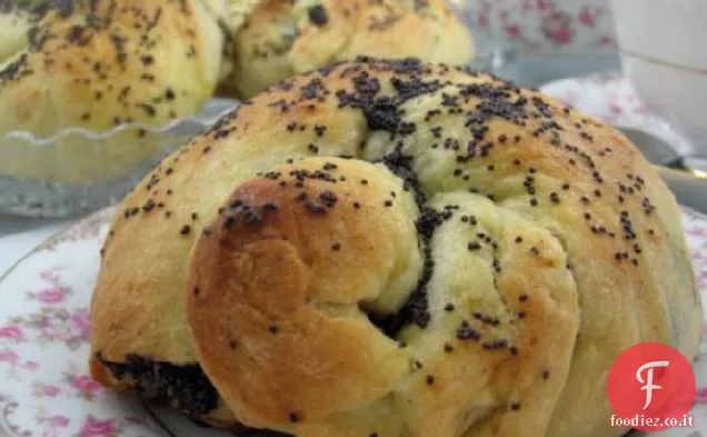 Mohnkranzerl Aus Hefeteig (rotoli di semi di papavero)