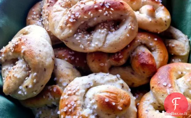 Noci smaltate speziate e miscela di pretzel