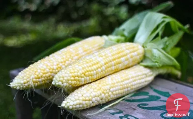Insalata di mais e avocado alla griglia con lime e basilico