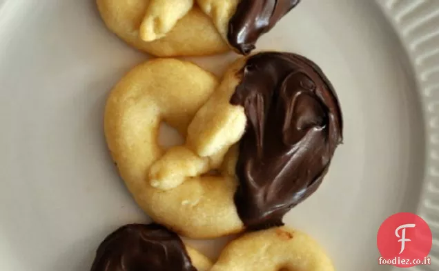 Biscotti di Pretzel alle mandorle immersi nel cioccolato