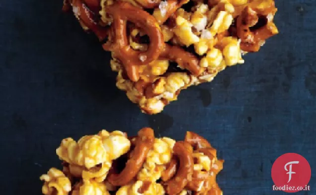 Popcorn al caramello gommoso e barrette di pretzel