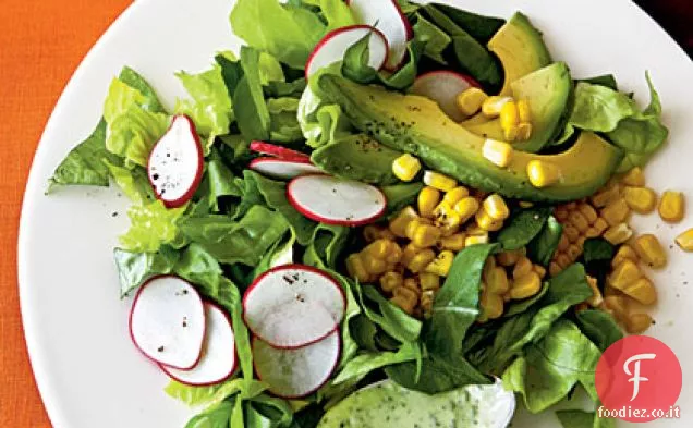 Insalata di mais e ravanelli arrostiti con condimento alle erbe di avocado