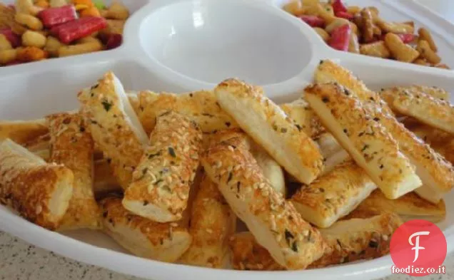 Gustosi stuzzichini di formaggio e sesamo