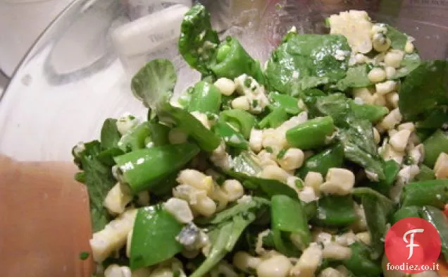 Insalata di piselli di mais e snap con vinaigrette di formaggio blu
