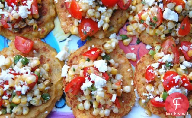 Insalata di mais alla griglia con vinaigrette al lime su torte di mais