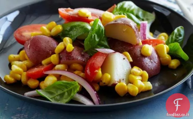 Insalata di patate, pomodori, mais e basilico