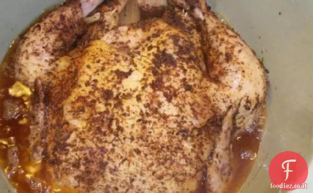 Pollo in stile girarrosto nella pentola di coccio