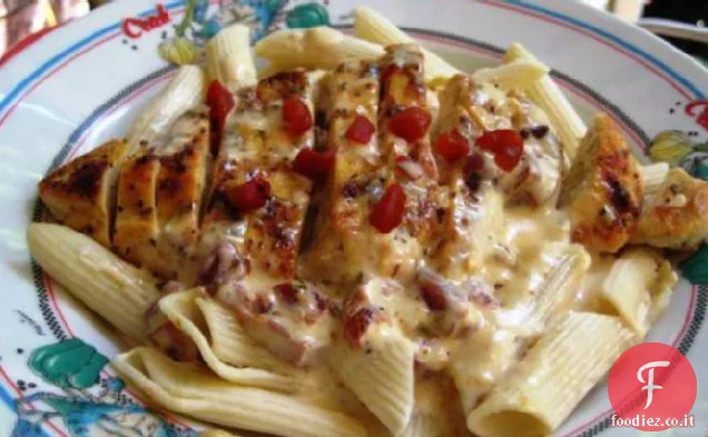 Pasta con pollo e salsa di crema di peperoncino arrosto