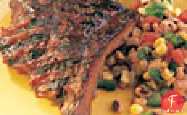 Costolette alla brace con mais e insalata di piselli dagli occhi neri