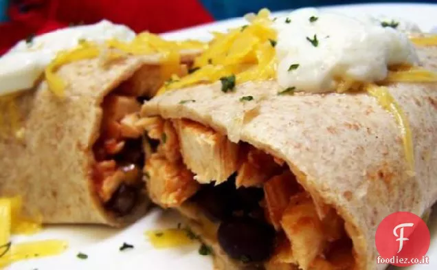 Burritos di pollo con formaggio e salsa di fagioli neri