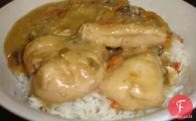 Pentola di coccio di pollo con sugo di verdure