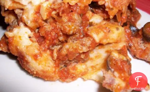 Pizza a testa in giù con salsiccia e funghi
