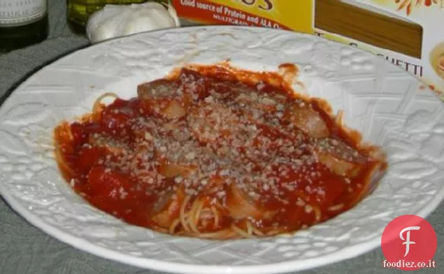 Salsiccia dolce italiana con sugo rosso e pasta