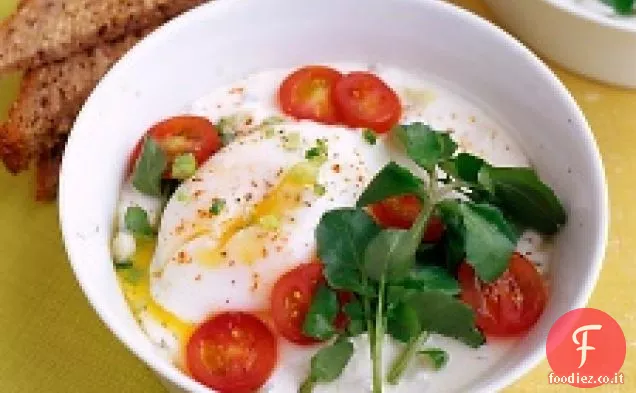 Uovo in camicia con yogurt al forno e crescione