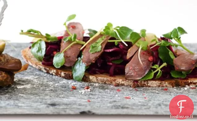 Woodpigeon Pastrami Con Ravanelli freschi e crescione su Sour