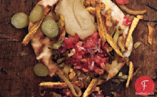 Shawarma di tacchino con salsa di pomodoro e salsa Tahini