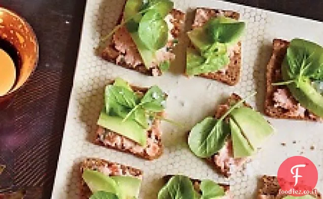 Cracker di tè al salmone, avocado e crescione
