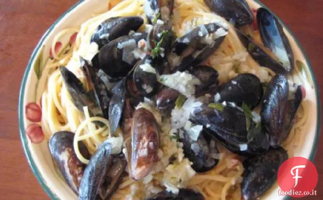 Cozze aglicky in un ricco limone, erba fresca, salsa di burro