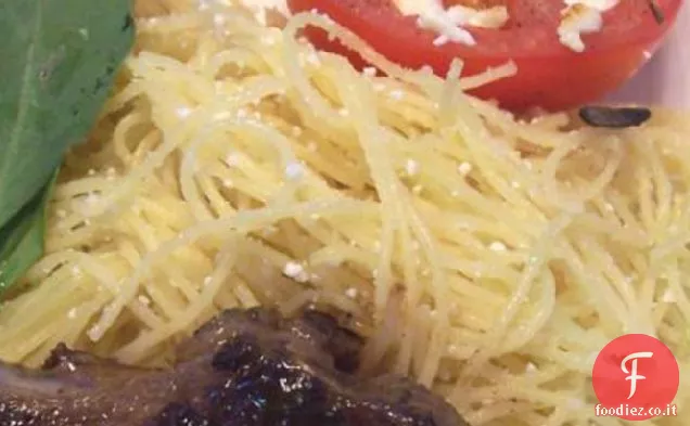 Spaghetti al burro marrone con formaggio greco (Mizithra)