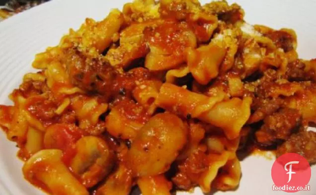 Pasta con salsiccia, pomodori e funghi