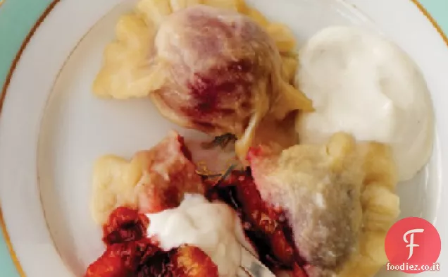 Pierogi con ripieno di prugne italiane e panna acida speziata