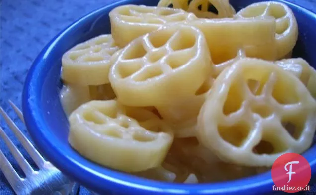 Pollo all'aglio con gusci di pasta