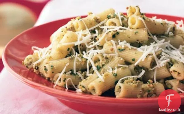 Rigatoni con Pesto di Olive Verdi e Mandorle e Formaggio Asiago