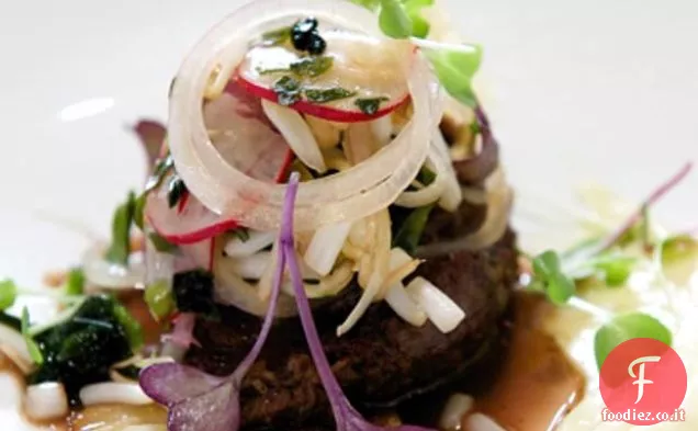 Guance di manzo, alghe, ostriche, germogli e ravanelli