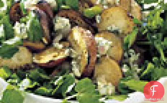 Insalata di patate alla griglia con crescione, cipolle verdi e vinaigrette di formaggio blu