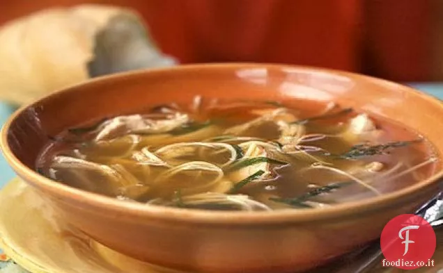 Zuppa di noodle di pollo con dragoncello fresco